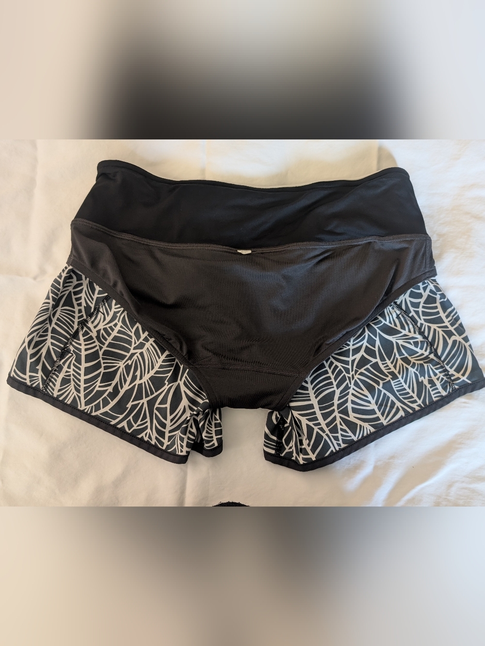 Women's Lululemon Athletica Black & White Speed Active Shorts Size 4 - Picture 3 of 6